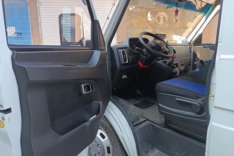 Used Iveco Daily 2023 2.5T A35M1 Multi-Purpose Passenger Vehicle Short Wheelbase Mid-Roof Design Dual Side Sliding Doors Automatic Transmission
