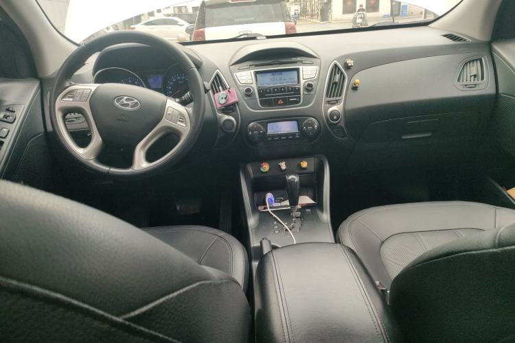 Used Hyundai ix35 2010 2.0L Automatic Two-Wheel Drive Elite Edition GLS Center Console