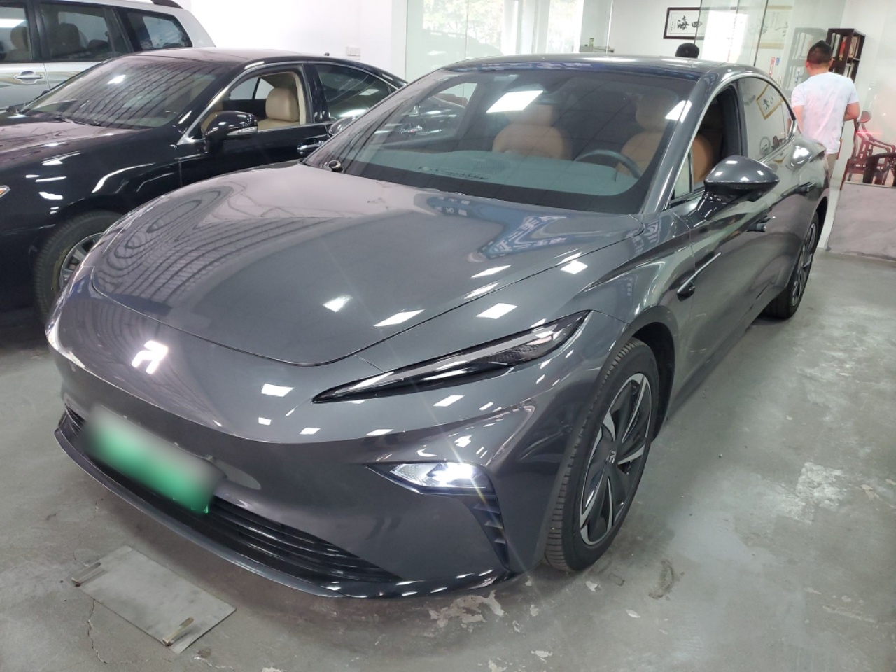 تحت مقدمة السيارة