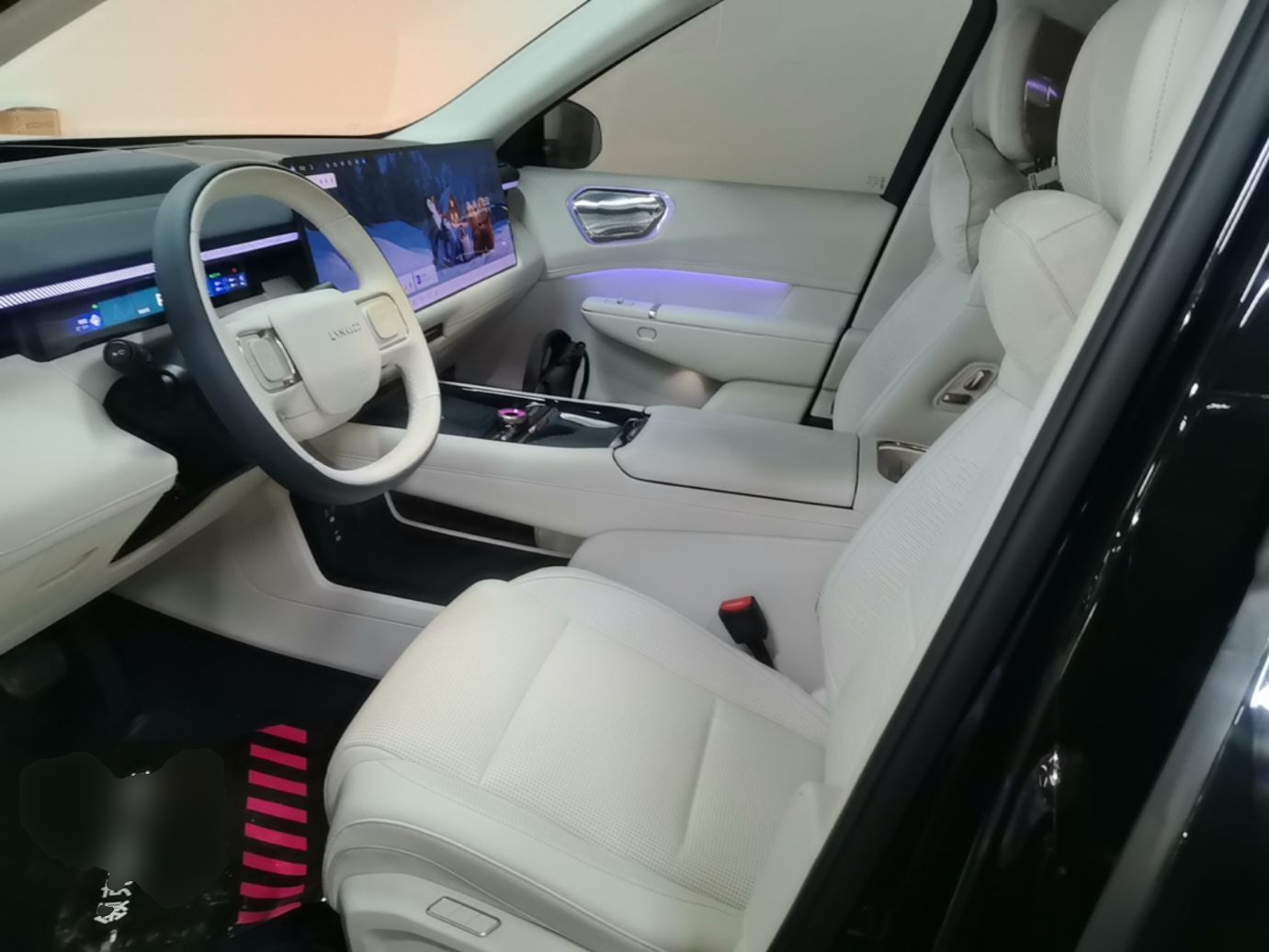 المقاعد الأمامية داخل السيارة