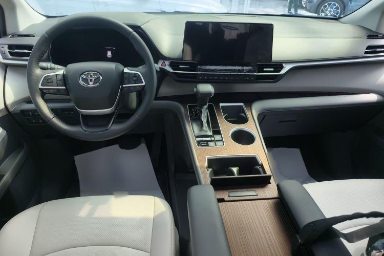 Used Toyota SIENNA 2026 Model 2.5L Dual-Engine Two-Wheel-Drive Comfort Edition
