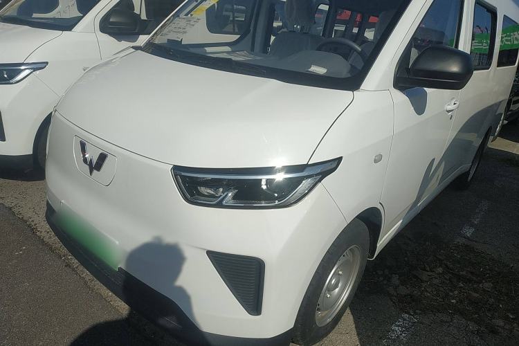 Used Wuling Yangguang 2024 300KM Comfort Version Passenger Van 75kW
