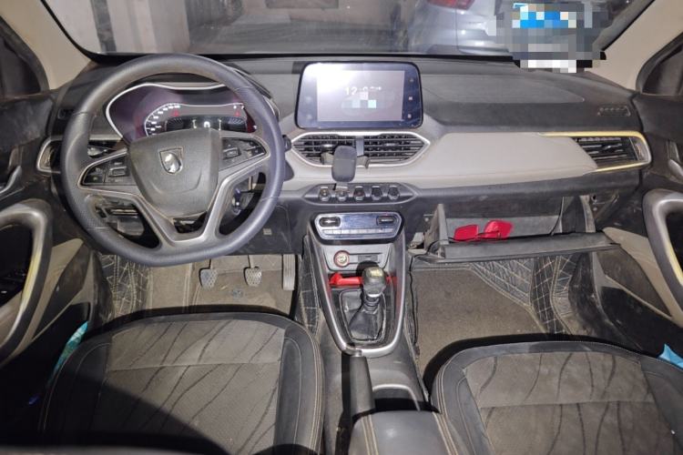 Used Baojun 510 2017 1.5L Manual Fashion Model Center Console