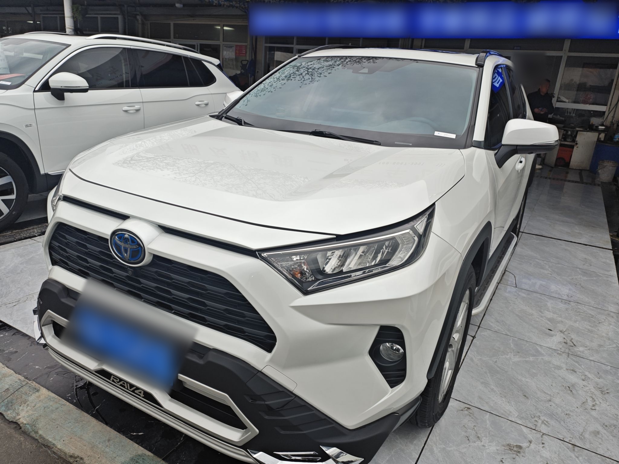 Под передней частью автомобиля