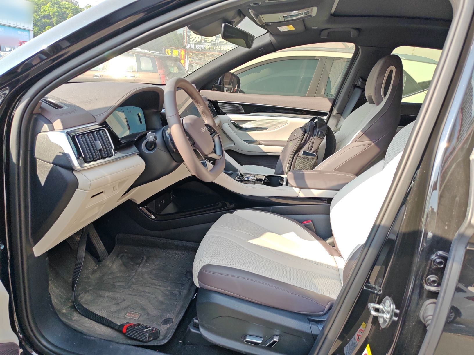 المقاعد الأمامية داخل السيارة