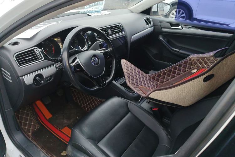 Used Volkswagen Sagitar 2015 1.6L Manual Comfort Model Center Console