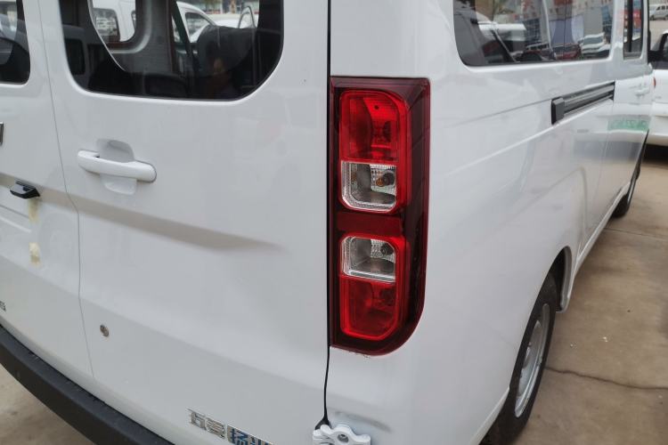 Used Wuling Yangguang 2024 300km Comfort-Grade Passenger Van 60kW Exterior 6