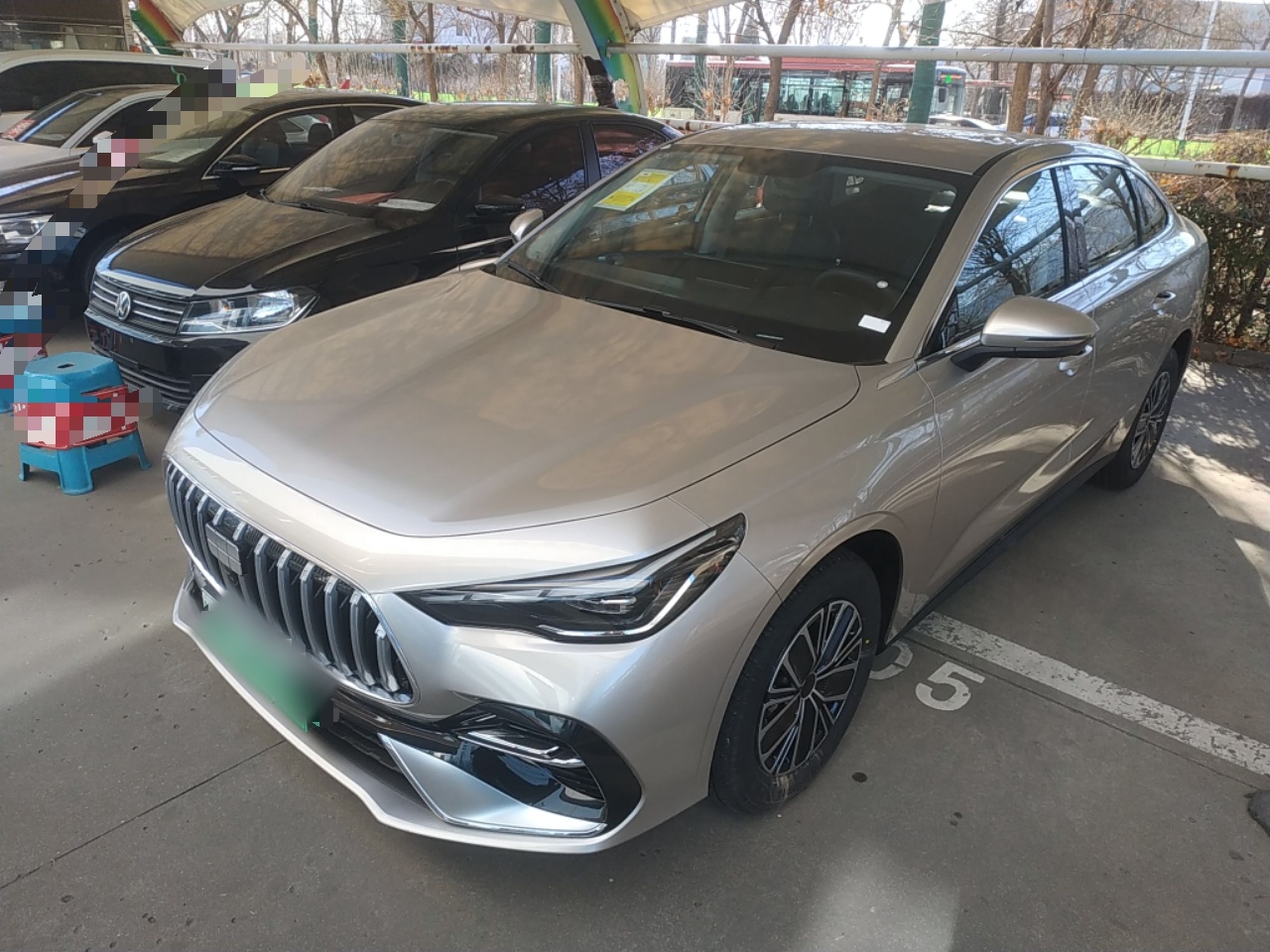 Под передней частью автомобиля