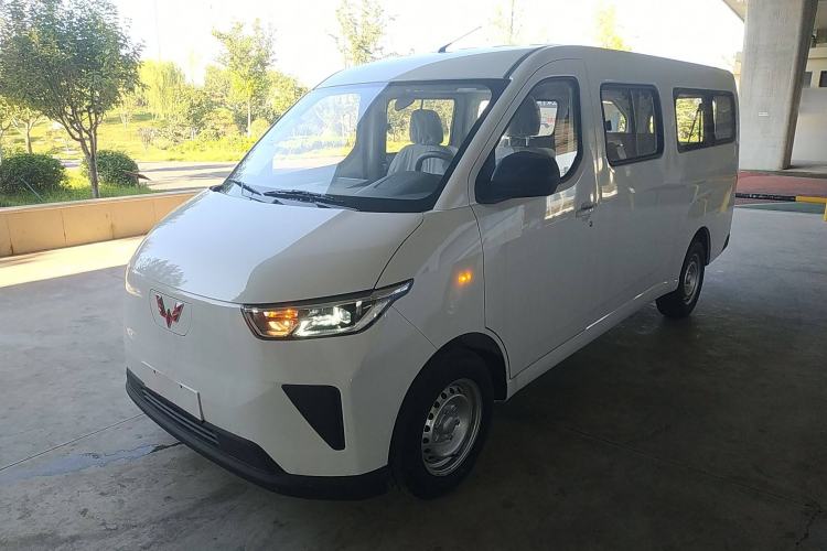 Used Wuling Yangguang 2024 300KM Comfort Version Passenger Van 75kW