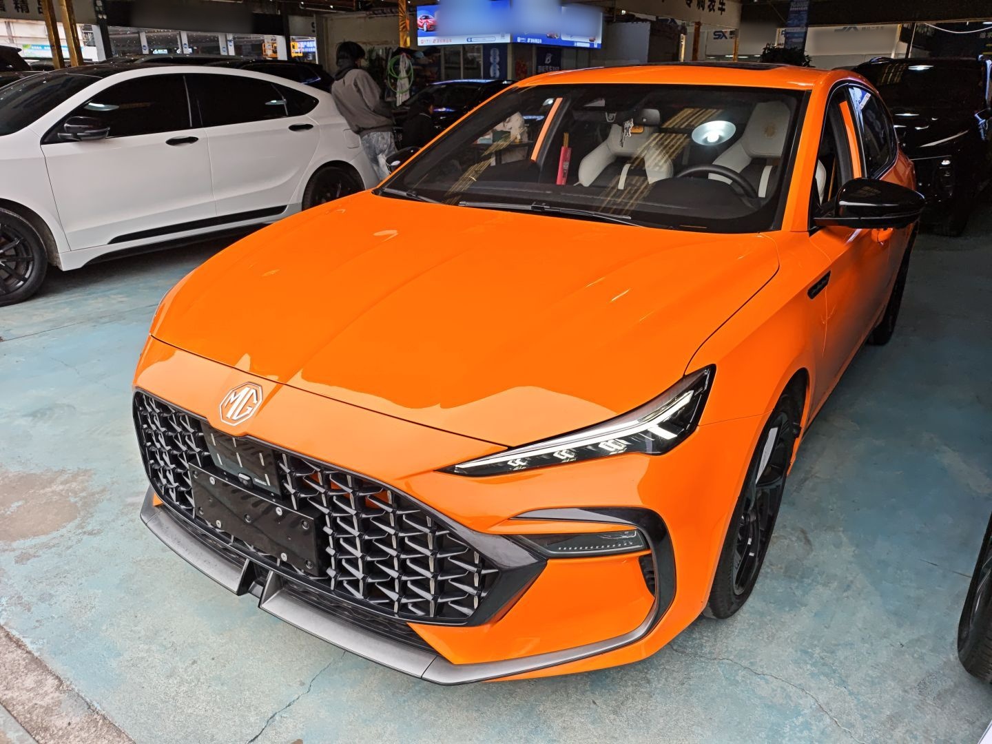 تحت مقدمة السيارة