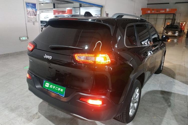 Used Jeep Cherokee 2017 2.0L Superior Edition
