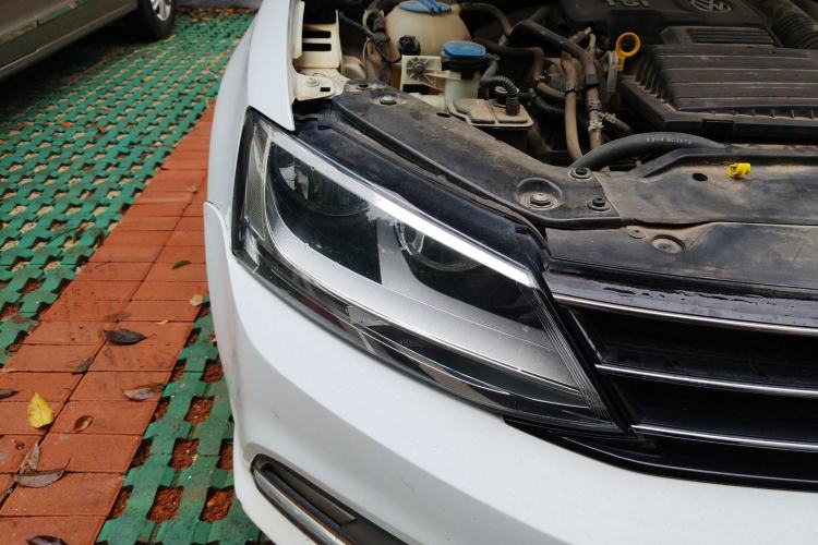 Used Volkswagen Sagitar 2015 230TSI Automatic Comfort Version Right Front Headlight