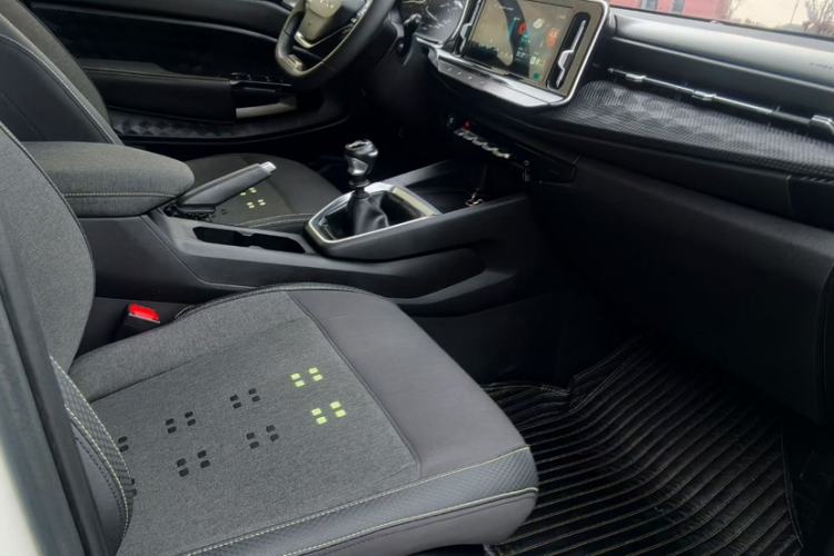 Used Baojun RM-5 2019 1.5L Manual Elite Edition with 24-hour Online Service 5 Seats Interior 2