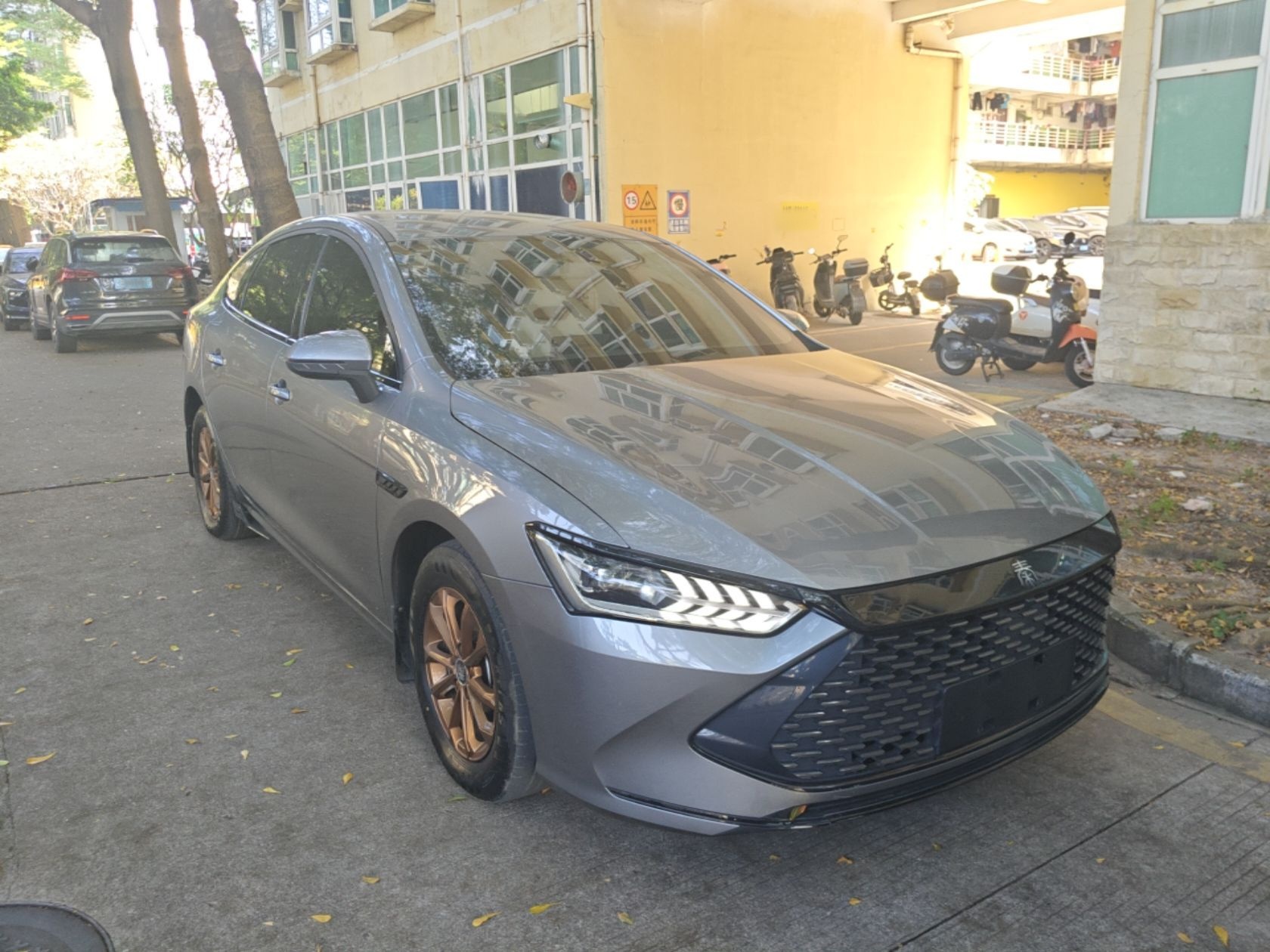 BYD Qin PLUS 2024 HONOR Edition DM-i 55KM Leading Model — снимка 3