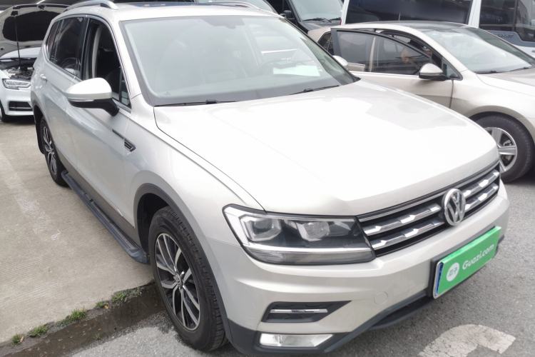 Used Volkswagen Tiguan L 2017 330TSI Automatic Two-Wheel Drive Luxury Edition Front Right 45 Deg