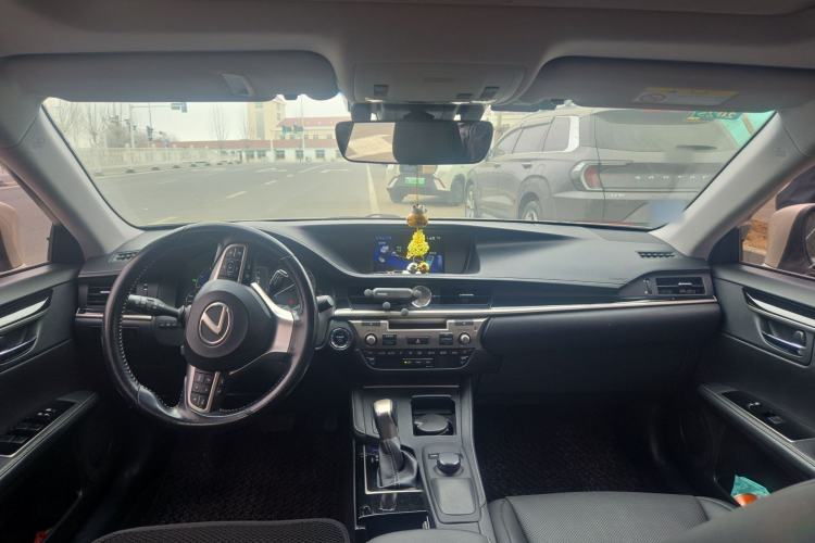 Used Lexus ES 2015 300h Comfort Edition
