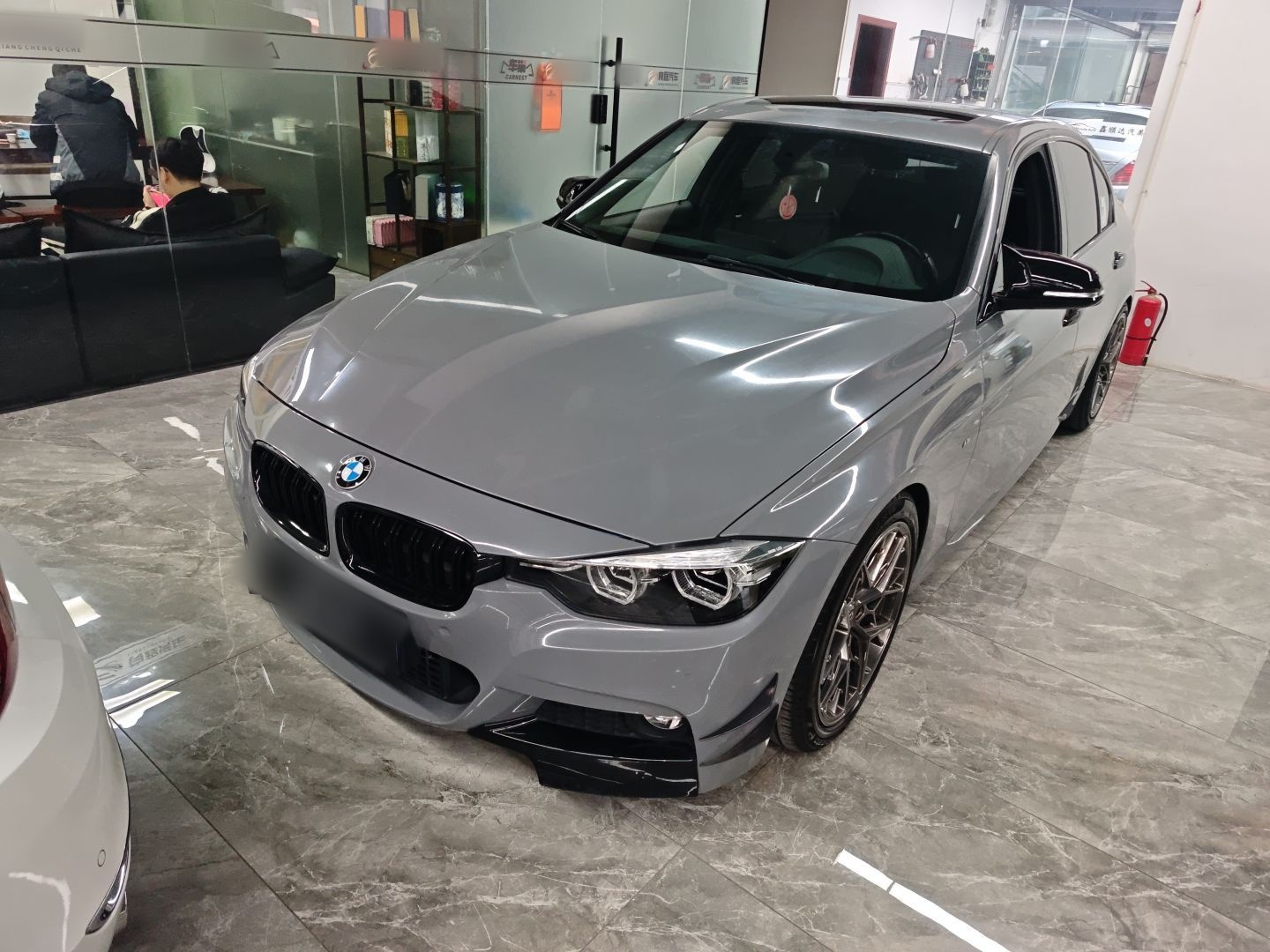 Под передней частью автомобиля