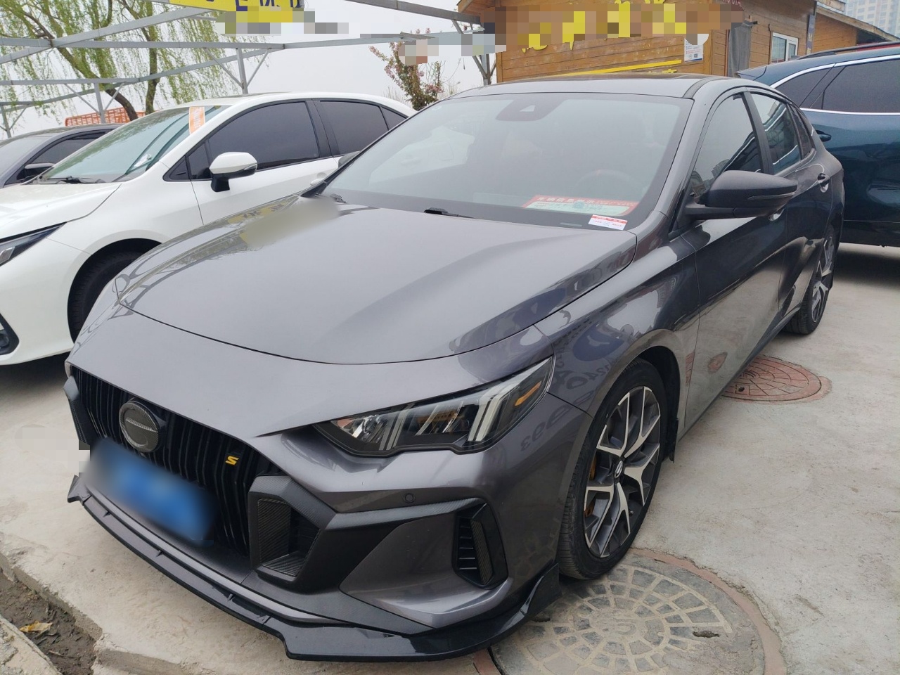 Под передней частью автомобиля