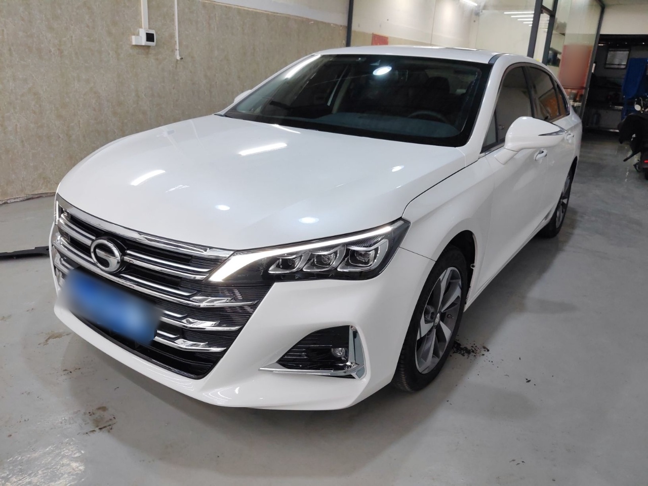 Под передней частью автомобиля