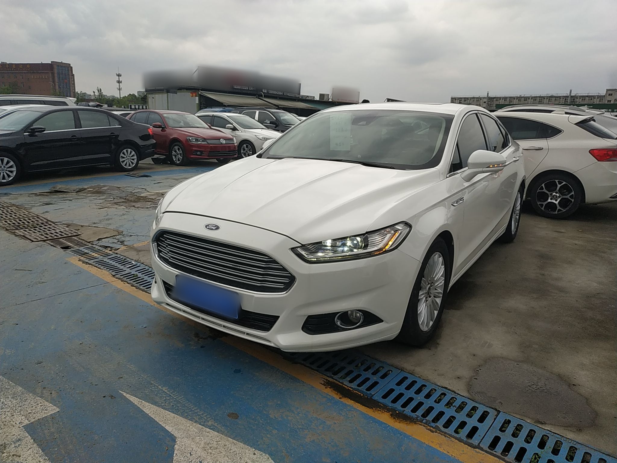 تحت مقدمة السيارة