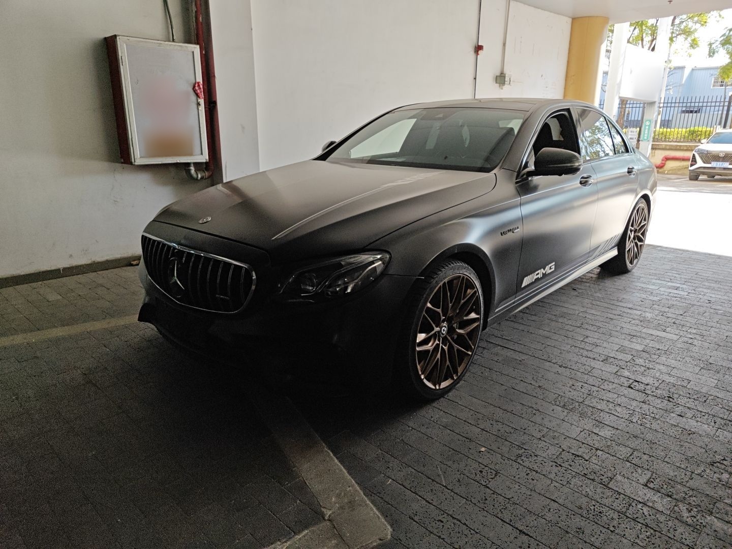 تحت مقدمة السيارة