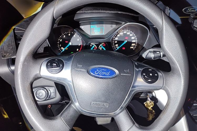 Used Ford Kuga 2015 1.5L GTDi Two-Wheel-Drive Comfort Model Steering Wheel