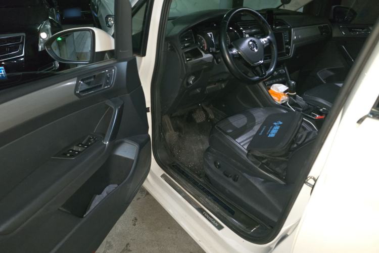 Used Volkswagen Touran 2018 Volkswagen Touran L 280TSI DSG Comfort Edition 7-seater Driver Seat