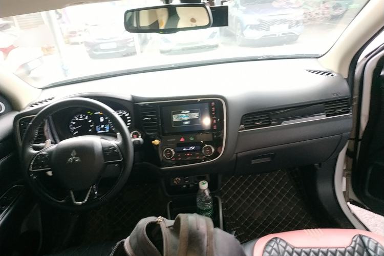 Used Mitsubishi Outlander 2021 2.4L 4x4 DynaDrive Edition 5 Seats Center Console