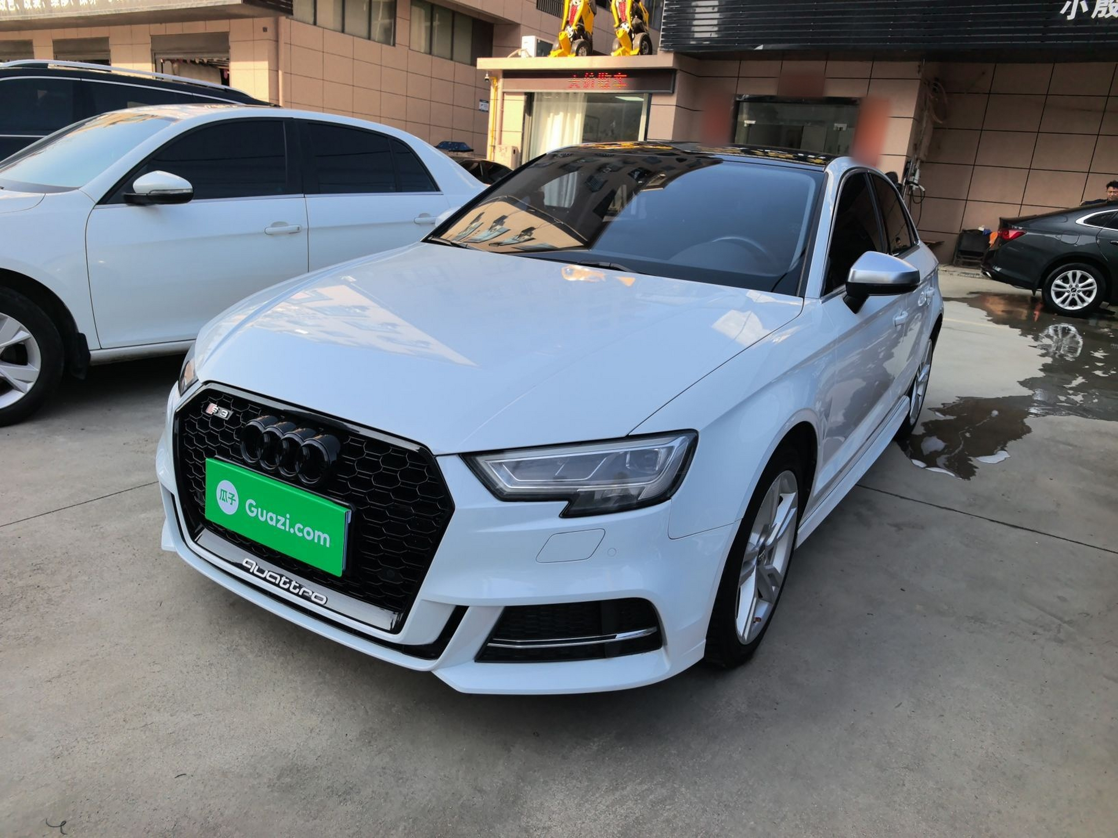 Под передней частью автомобиля