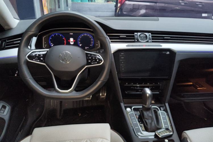 Used Volkswagen Magotan 2024 2 Million Units Zhongxiang Version 330TSI DSG Luxury Edition Center Console