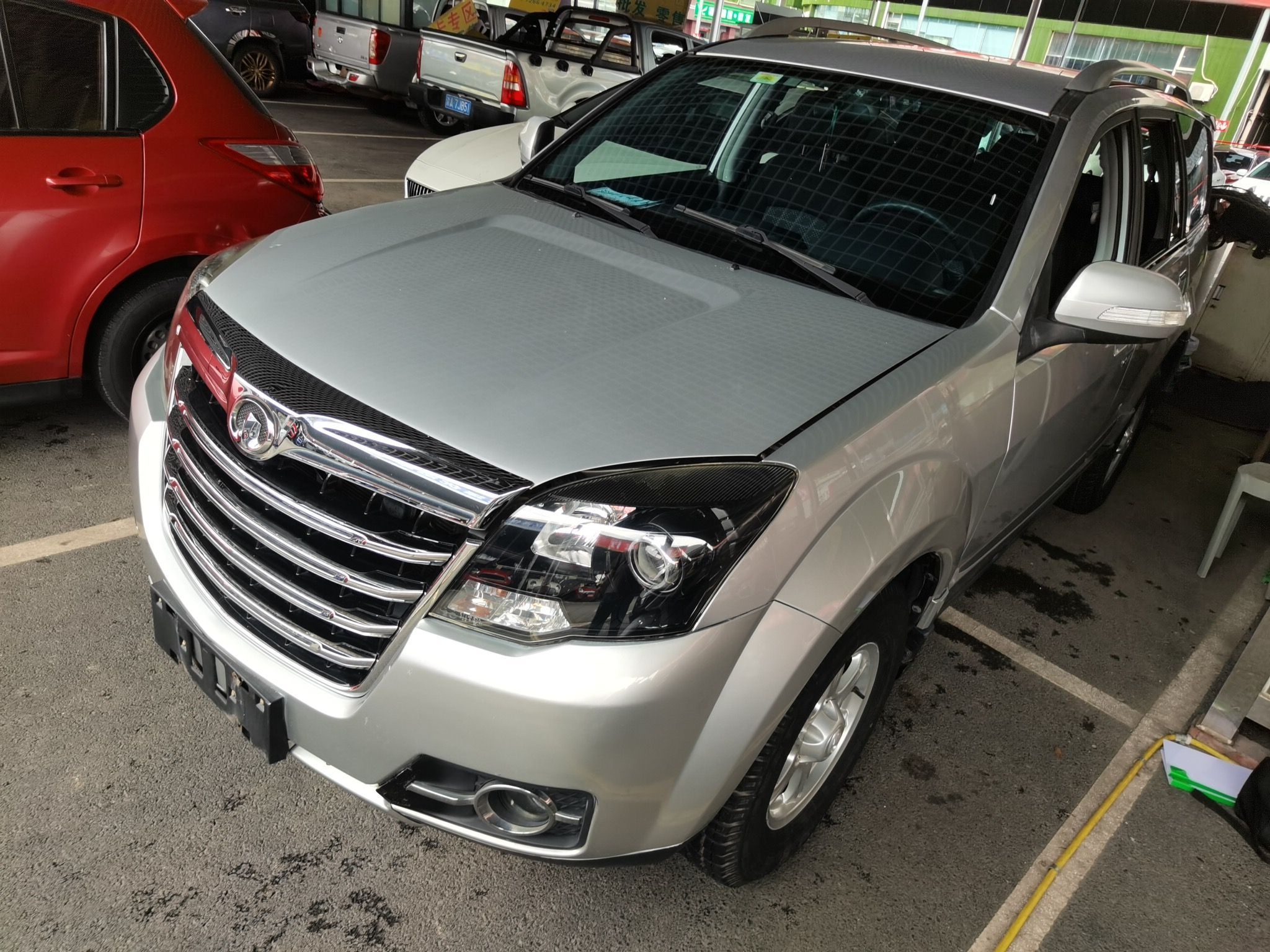 Под передней частью автомобиля