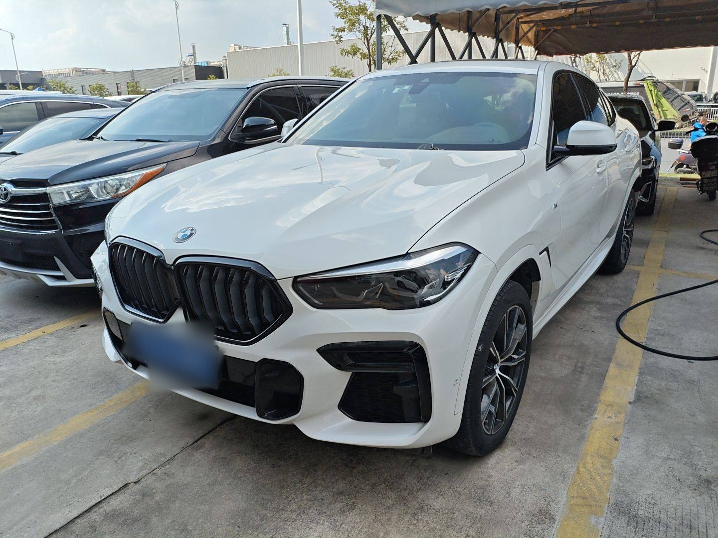 تحت مقدمة السيارة