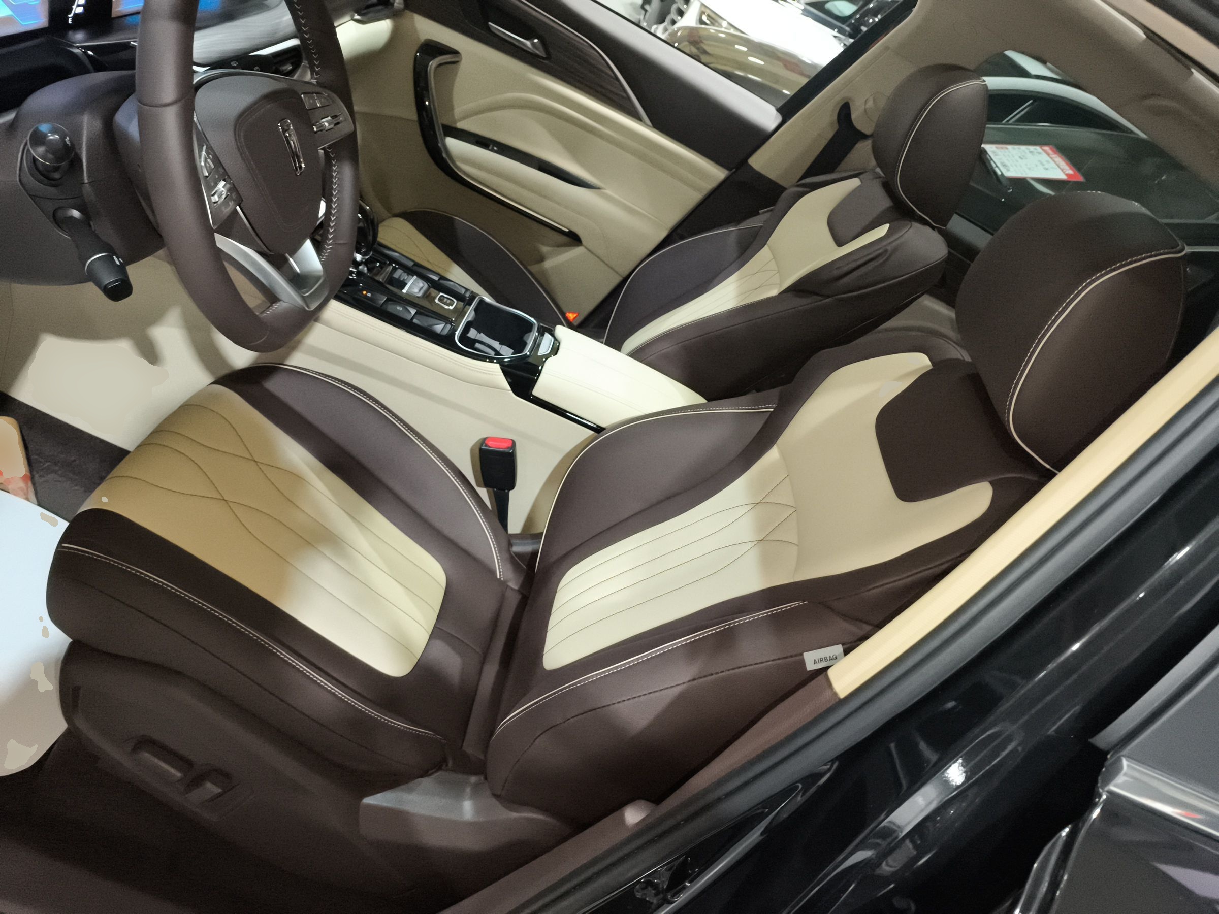 Переднее сиденье в автомобиле