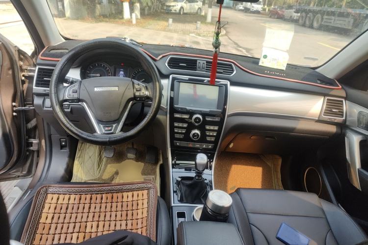 Used Haval H2 2016 Red-Label 1.5T Manual Two-Wheel Drive Luxury Model Center Console