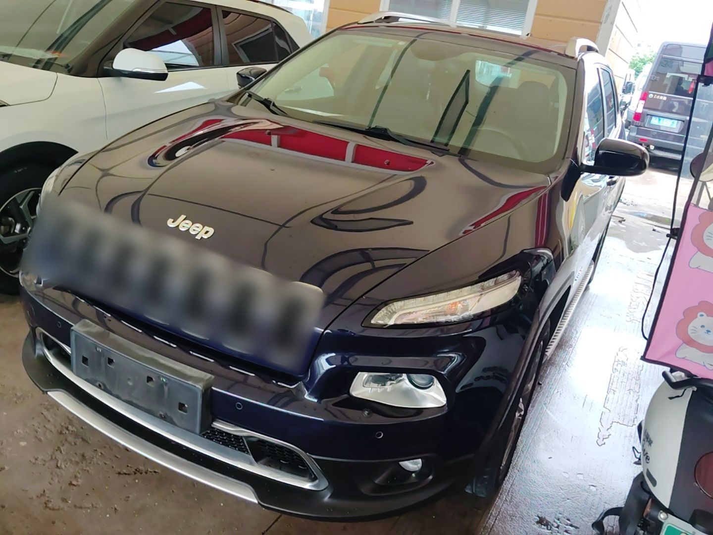 Под передней частью автомобиля