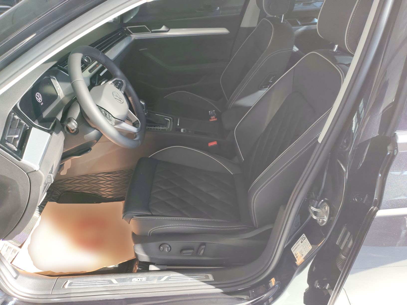 Переднее сиденье в автомобиле