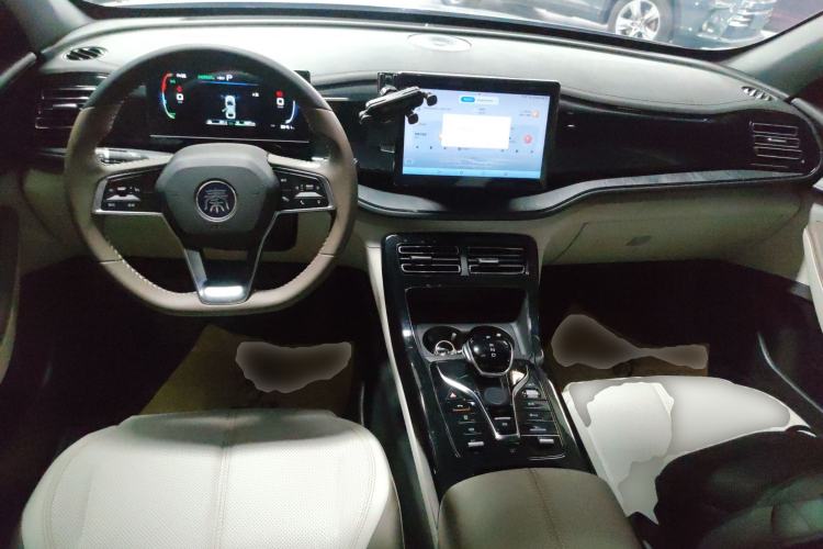 Used BYD Qin PLUS 2023 Champion Edition DM-i 55KM Leading Model Center Console