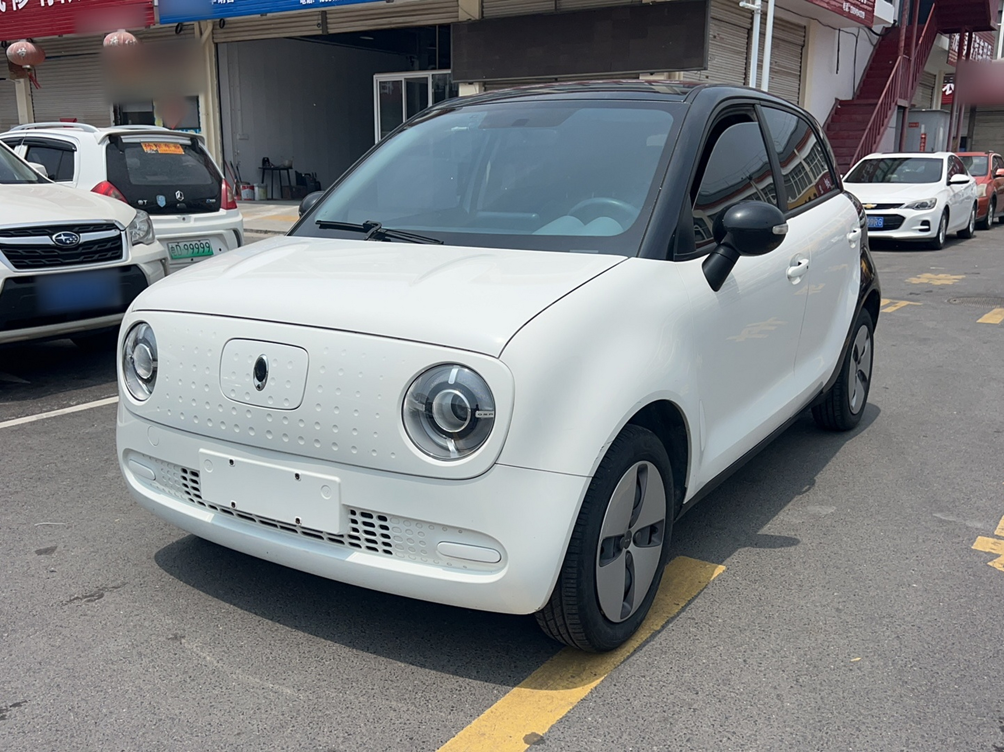 Под передней частью автомобиля