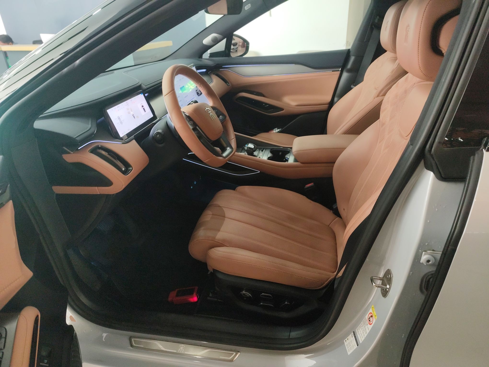 المقاعد الأمامية داخل السيارة