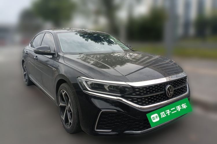 Used Volkswagen Passat 2024 330TSI Starry Elite Edition Front Right 45 Deg