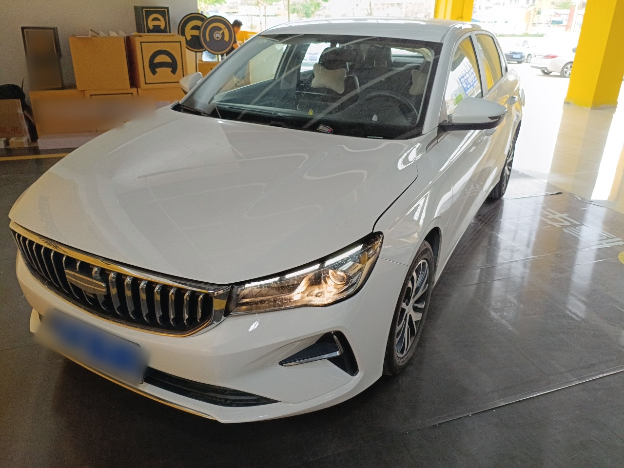 تحت مقدمة السيارة