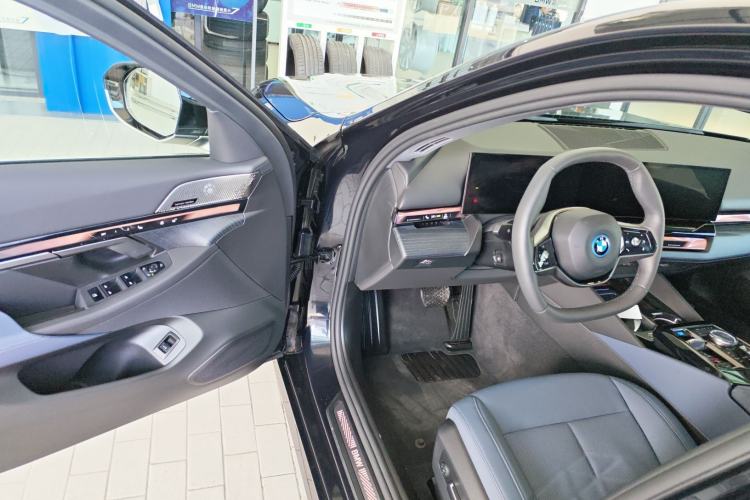Used BMW i5 2024 eDrive 35L Prestige Luxury Package Driver Seat