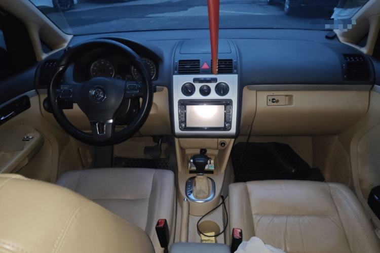 Used Volkswagen Touran 2008 2.0L Zhiya Edition Automatic 5 Seats Center Console