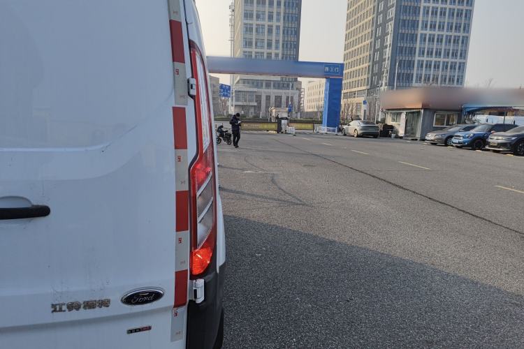 Used Ford Transit 2019 2.0T Diesel Van Mid-Chassis Mid-Roof 3-Seater China VI Standard
