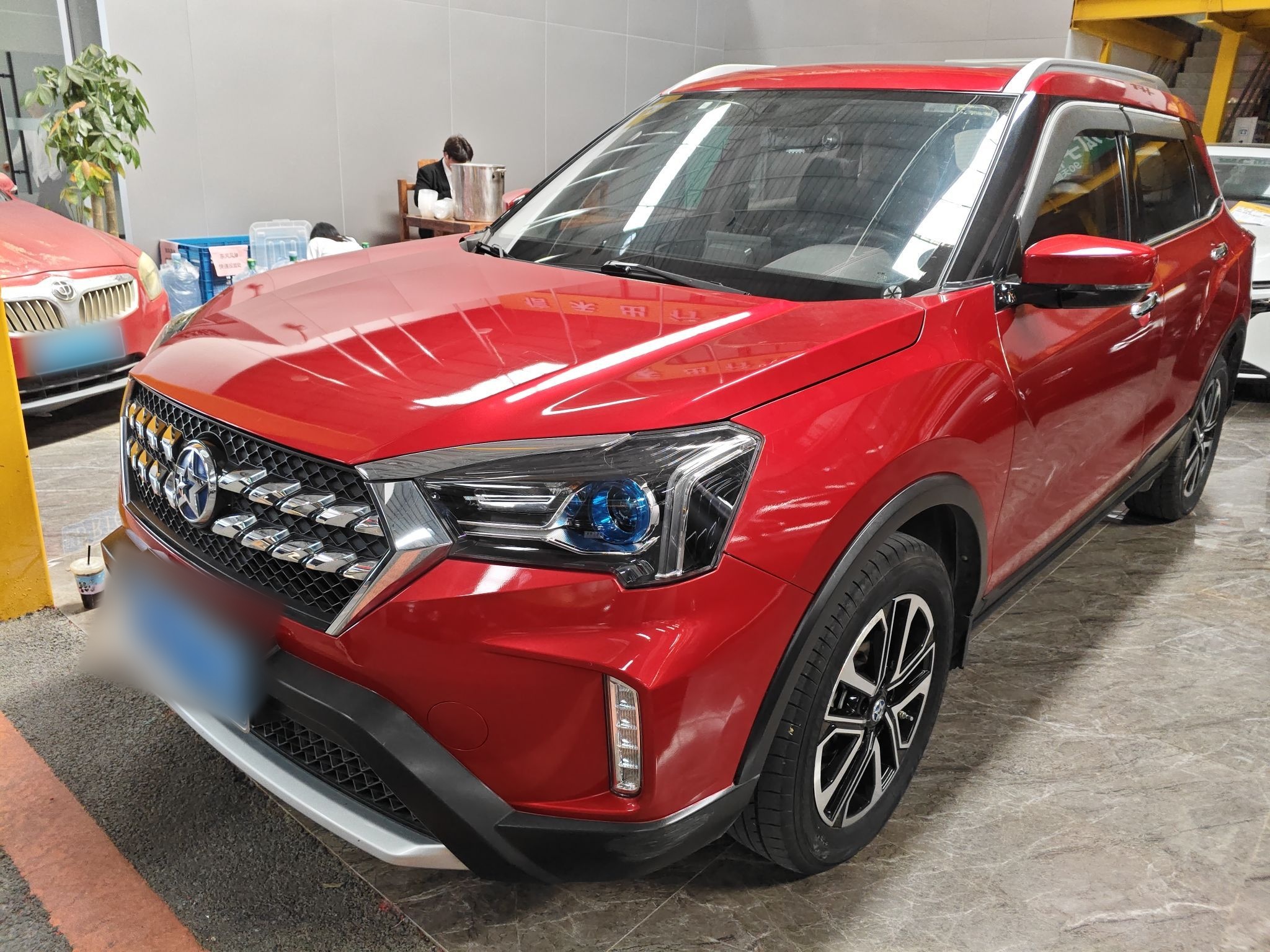 تحت مقدمة السيارة