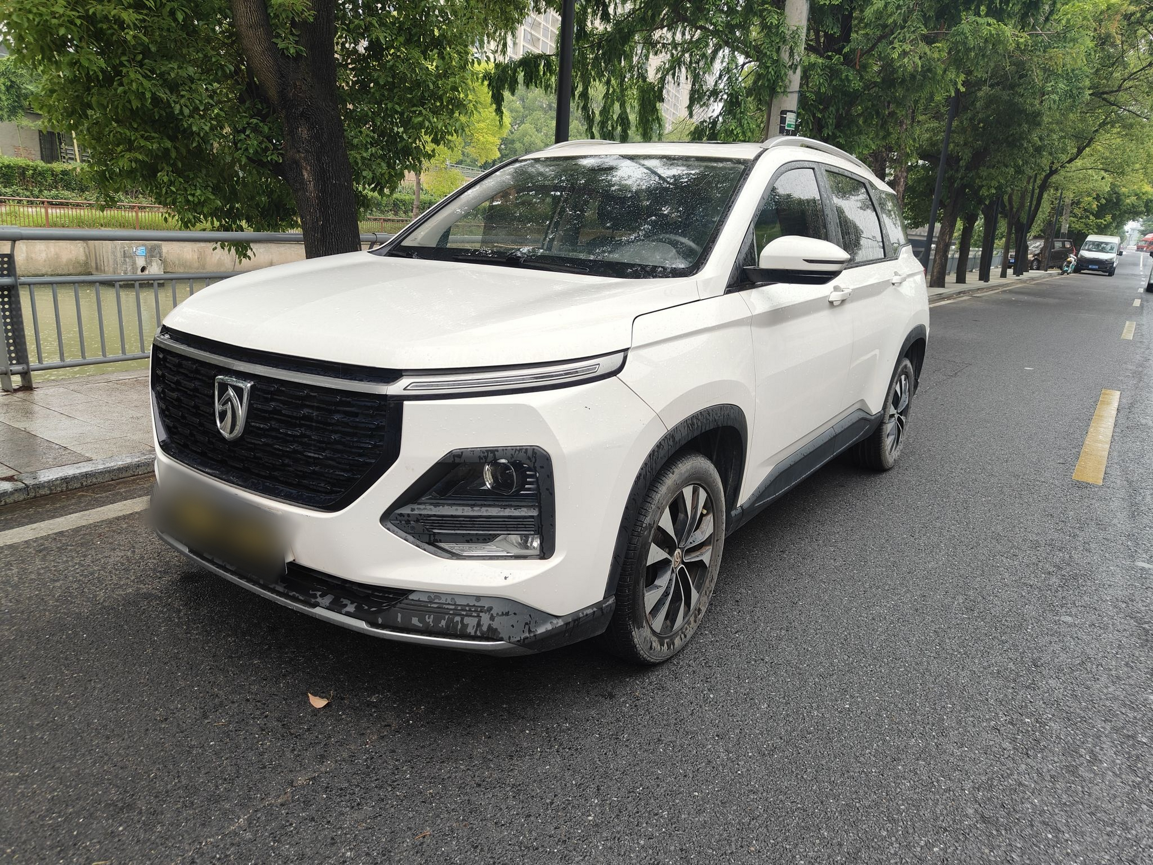 Под передней частью автомобиля