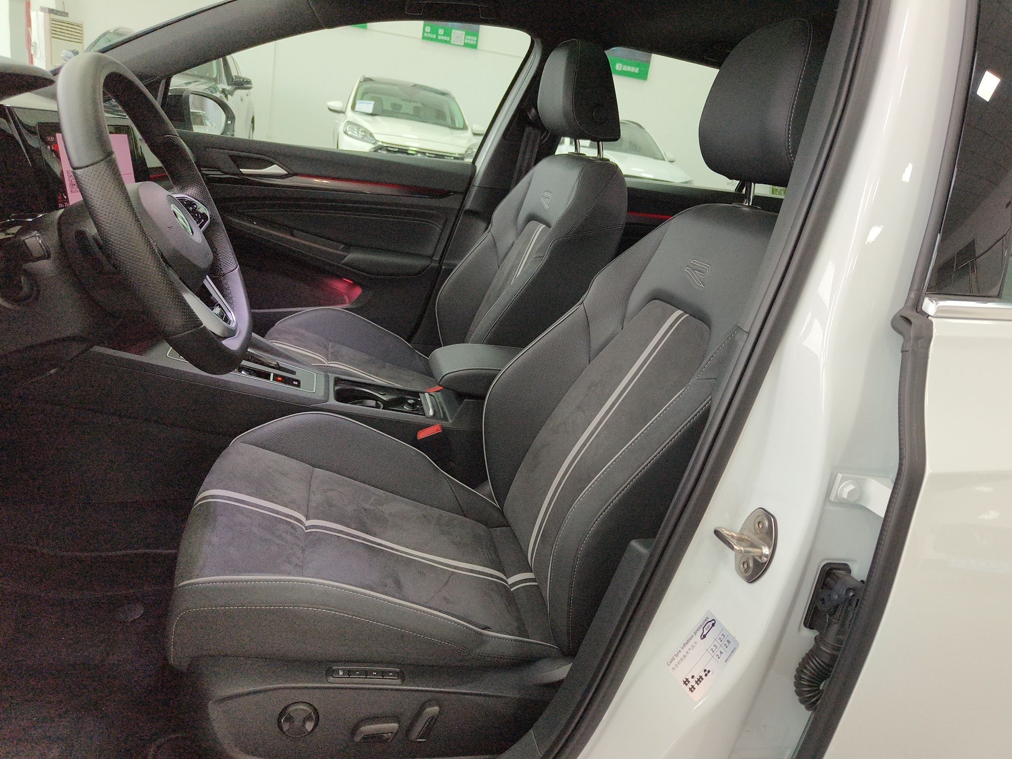 المقاعد الأمامية داخل السيارة