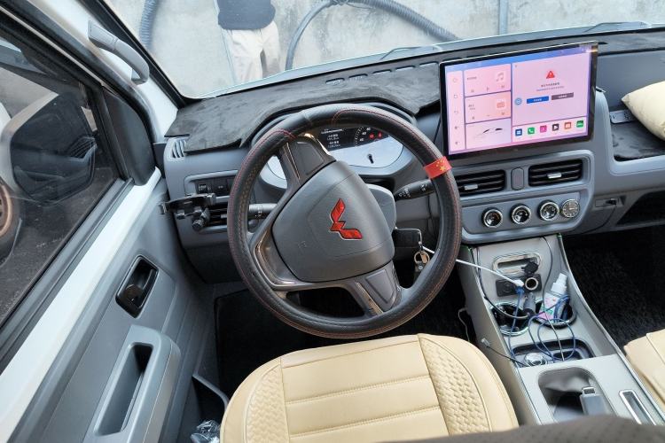 Used Wuling Yangguang 2024 300KM Comfort Version Passenger Van 75kW
