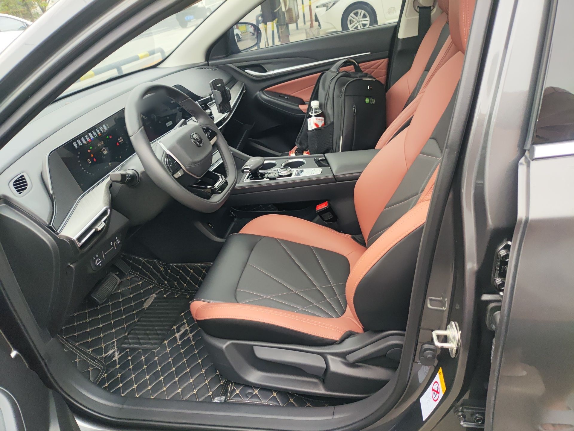 المقاعد الأمامية داخل السيارة