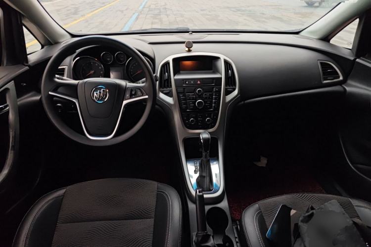 Used Buick GT 2013 XT 1.6L Automatic Fashion Edition Center Console